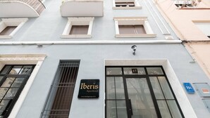 A building with a sign for 'Iberis Apartment' and a blue handicap accessibility sign. - ≬ Clean & Cozy Room close to City Centre ≬ (Valencia)