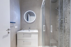 Douche, sèche-cheveux, serviettes fournies