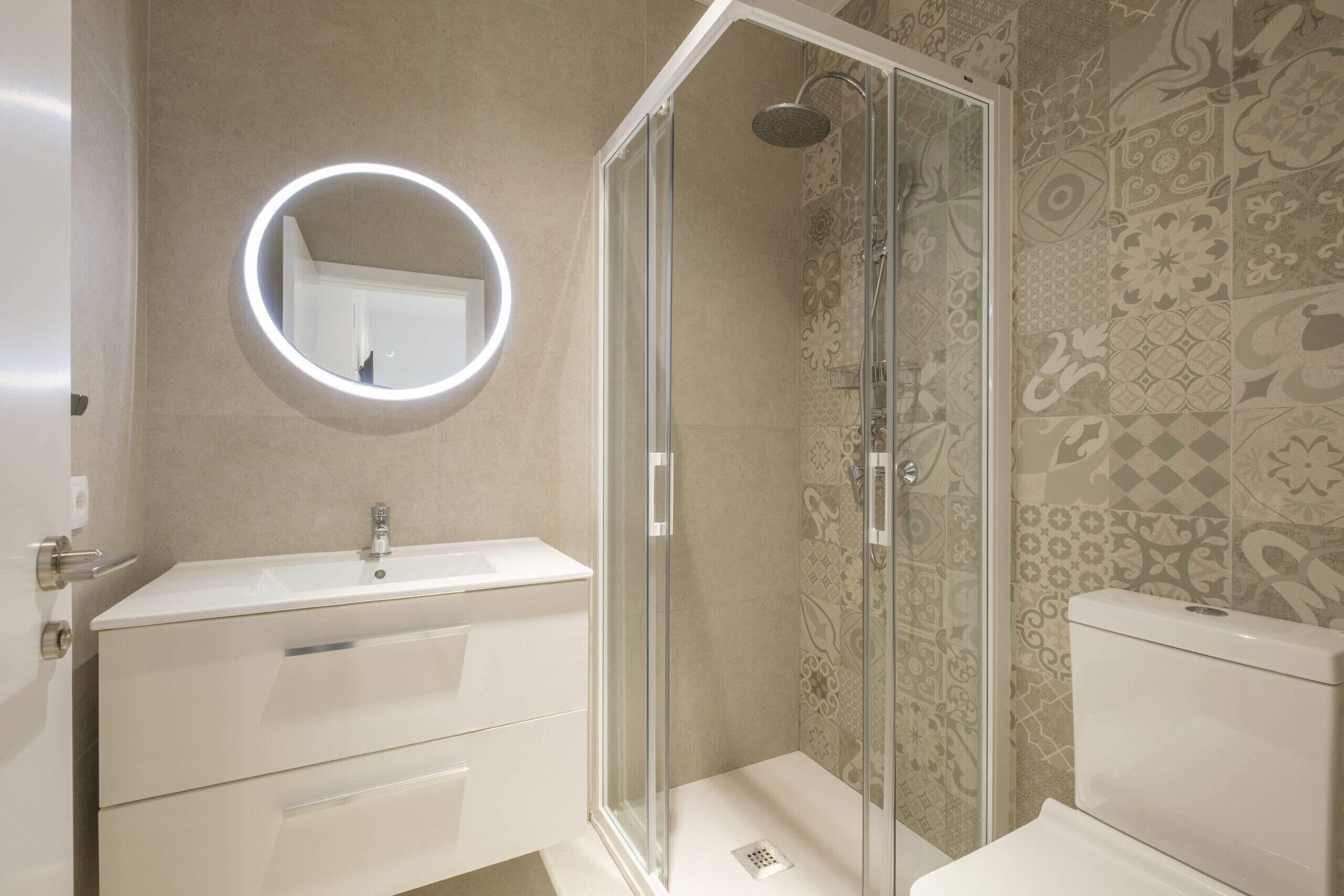 淋浴设施、吹风机、毛巾