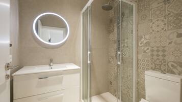 Een douche, een haardroger, handdoeken