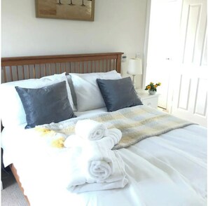 3 bedrooms, desk, iron/ironing board, free WiFi