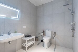 Een douche, een haardroger, handdoeken