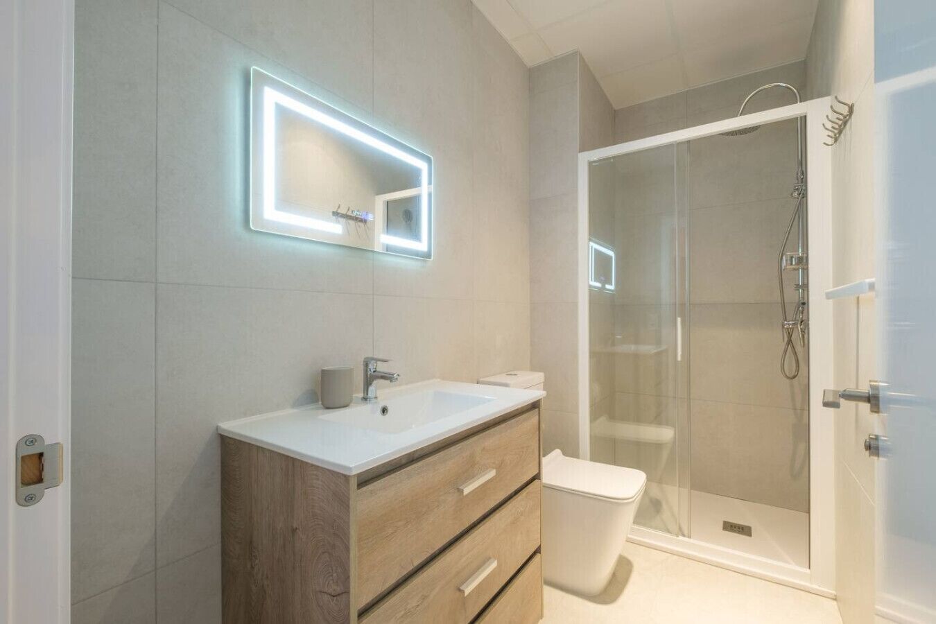 Een douche, een haardroger, handdoeken