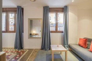 TV - Apt. with Antique Floor & lots of Sun Light (Valencia)
