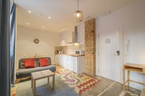 TV - Apt. with Antique Floor & lots of Sun Light (Valencia)