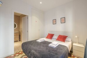 Desk, iron/ironing board, free WiFi, bed sheets - Apt. with Antique Floor & lots of Sun Light (Valencia)