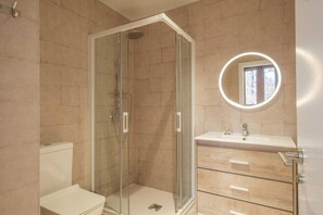 Shower, hair dryer, towels - Apt. with Antique Floor & lots of Sun Light (Valencia)
