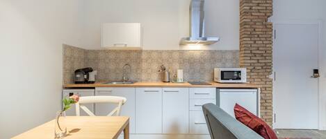 Kühlschrank, Mikrowelle, Herdplatte, Geschirrspüler