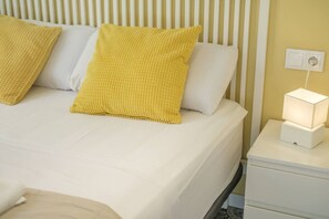 Tabla de planchar con plancha, wifi gratis, ropa de cama