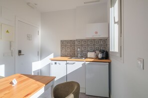 Réfrigérateur, micro-ondes, lave-vaisselle, cafetière/bouilloire