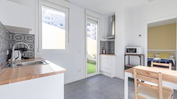 Frigorífico, microondas, lavavajillas y cafetera o tetera