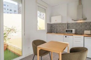 Fridge, microwave, stovetop, dishwasher