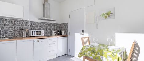 Réfrigérateur, micro-ondes, plaque de cuisson, lave-vaisselle