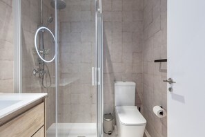 Douche, sĂšche-cheveux, serviettes fournies