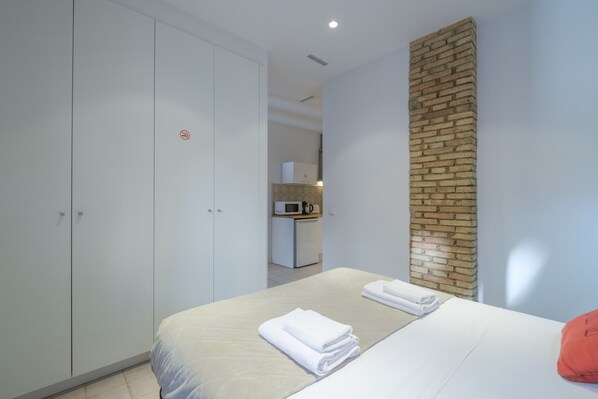 1 bedroom, in-room safe, free WiFi, bed sheets