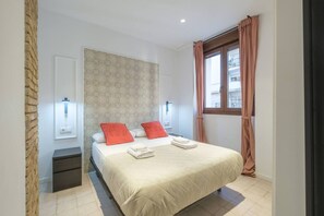 Tabla de planchar con plancha, wifi gratis y ropa de cama 