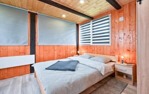 3 chambres, fer et planche à repasser, lit de bébé portatif