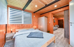 3 bedrooms, iron/ironing board, travel cot, free WiFi