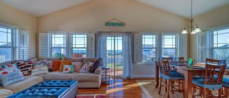 Una Smart TV, un reproductor de DVD, libros