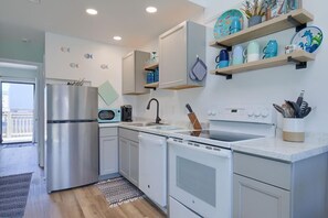 Jääkaappi, mikroaaltouuni, uuni, liesi