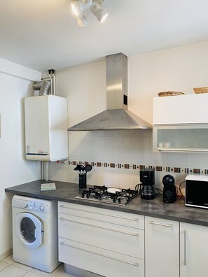 Een koelkast, een magnetron, een oven, een vaatwasser