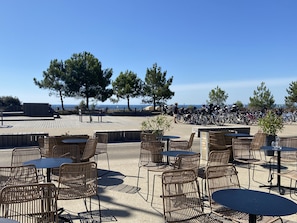 Outdoor dining - MILN - Apartment in holiday rental, beach center of Carnac - T11 (Carnac)