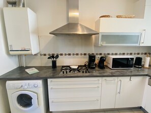 Een koelkast, een magnetron, een oven, een vaatwasser