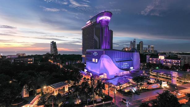 A modern hotel with a unique curved design, multiple floors, and a prominent tower. - Grande Centre Point Space Pattaya (Pattaya)