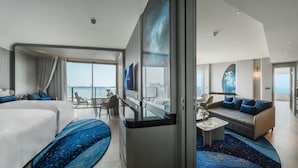 A modern hotel room with a large bed, a sofa, a balcony with a view, and a TV. - Grande Centre Point Space Pattaya (Pattaya)