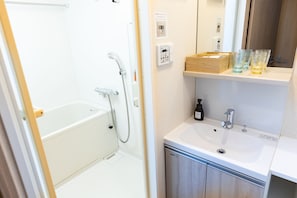 Dusch, gratis toalettartiklar, hårtork och handdukar