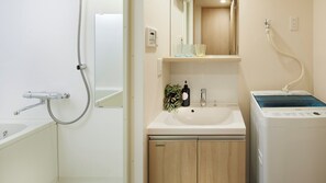 Shower, free toiletries, hair dryer, towels - Minn Shin-Osaka (Osaka)