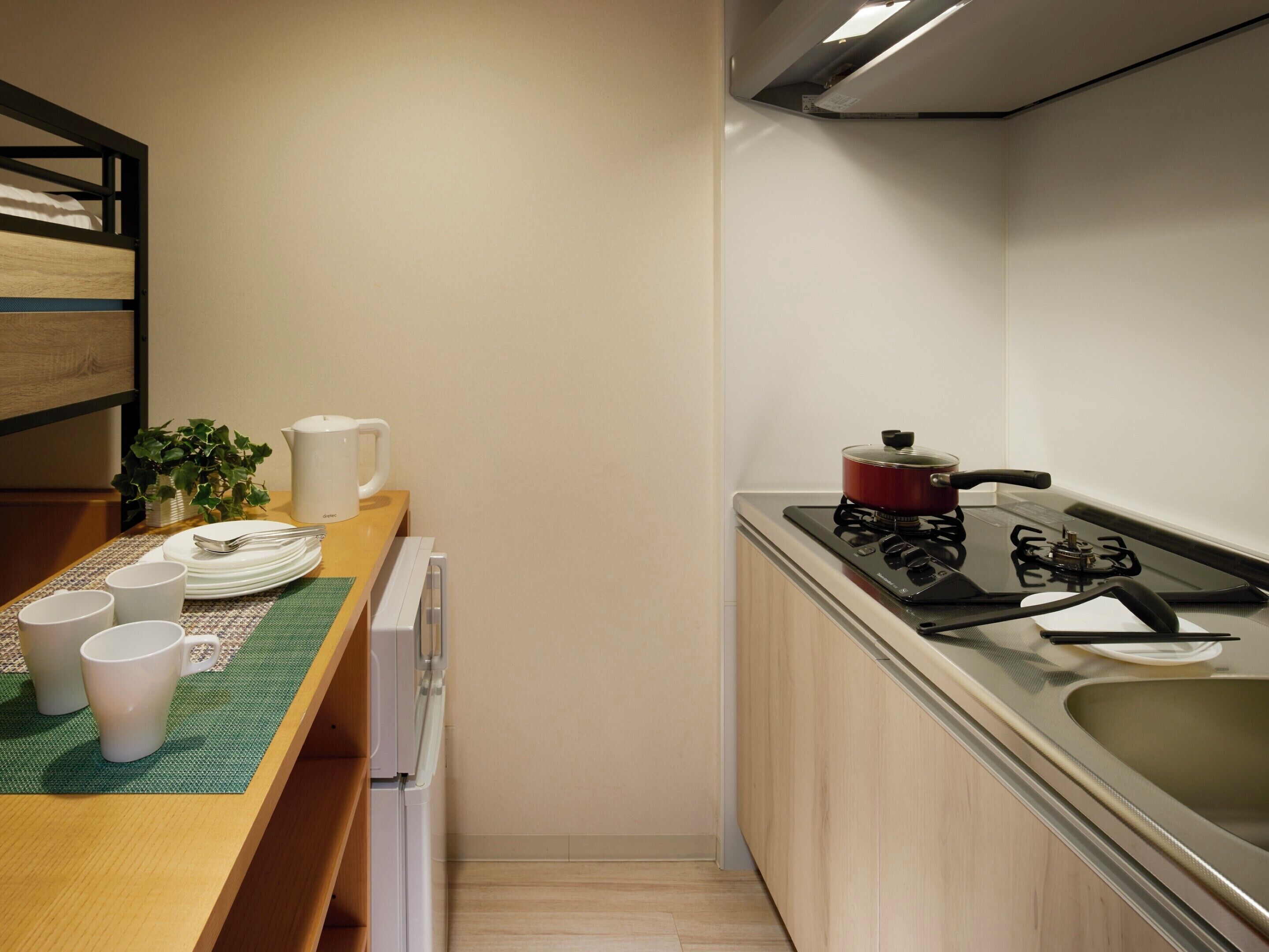 Phòng 4 | Bếp riêng | Tủ lạnh, lò vi sóng, bếp nấu, vỉ nướng 