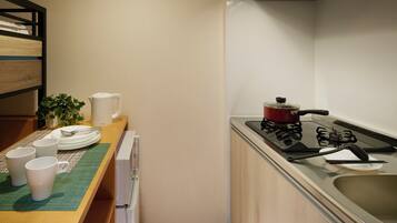 Phòng 4 | Bếp riêng | Tủ lạnh, lò vi sóng, bếp nấu, vỉ nướng