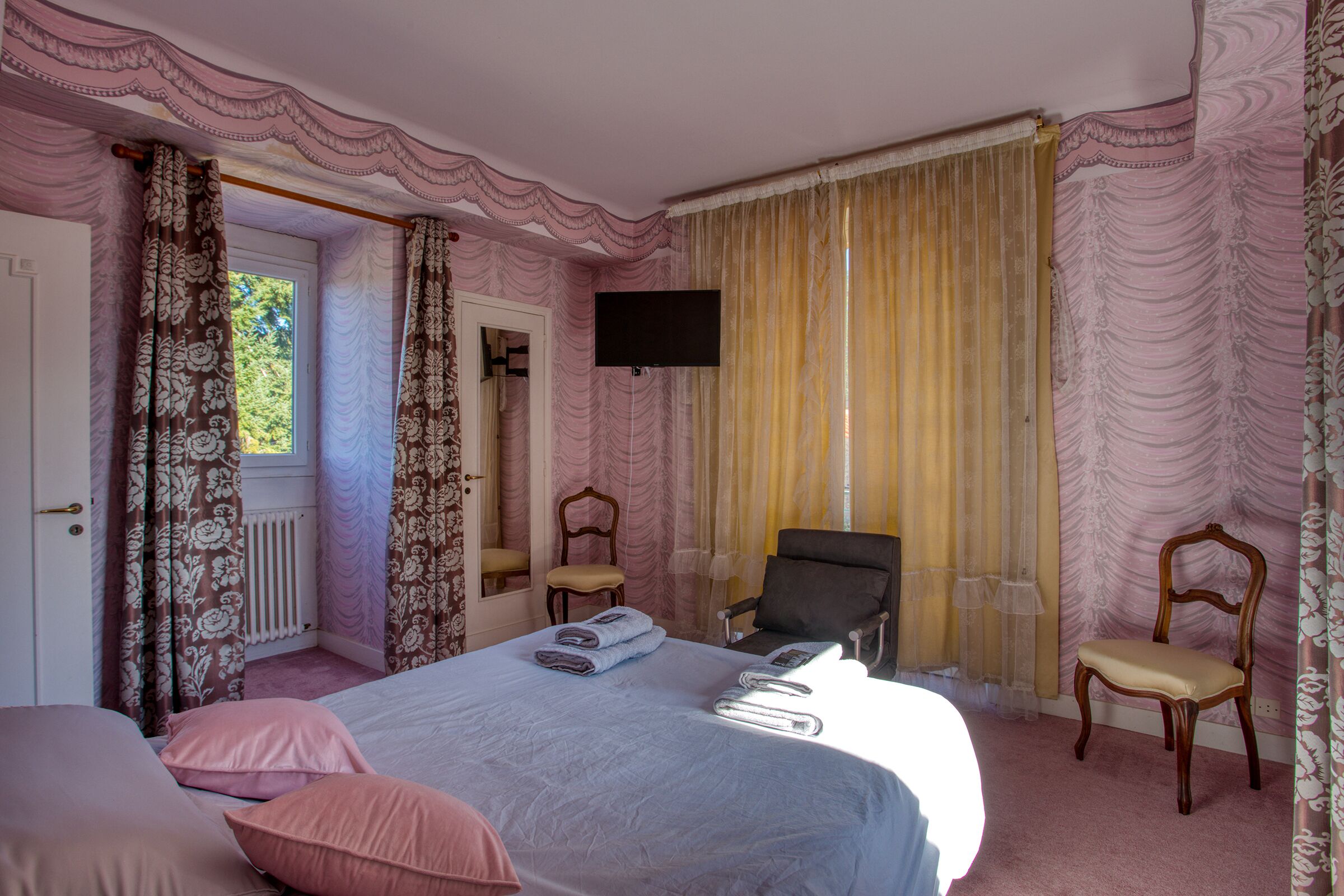 Magnificent Villa on 50 ha overlooking the medieval city of Domme