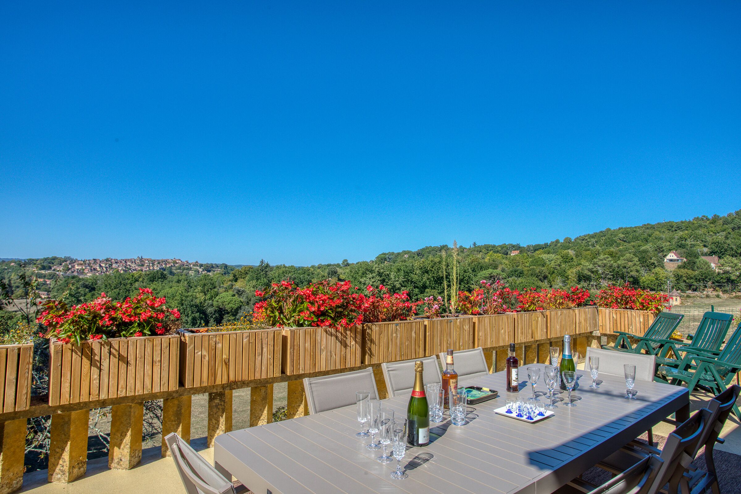 屋外ダイニングエリア