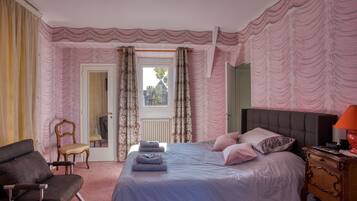 5 slaapkamers, een bureau, een strijkplank/strijkijzer, reisbedje