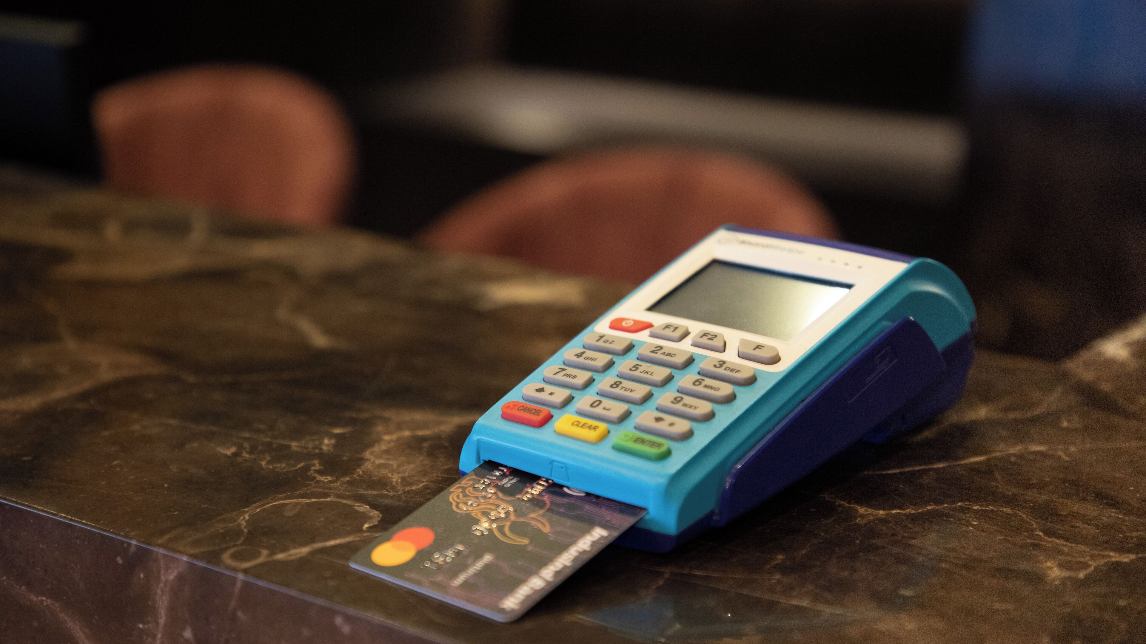 Un terminal de pago con una tarjeta insertada.