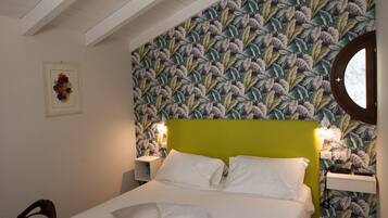 Minibar, Zimmersafe, Schreibtisch, laptopgeeigneter Arbeitsplatz