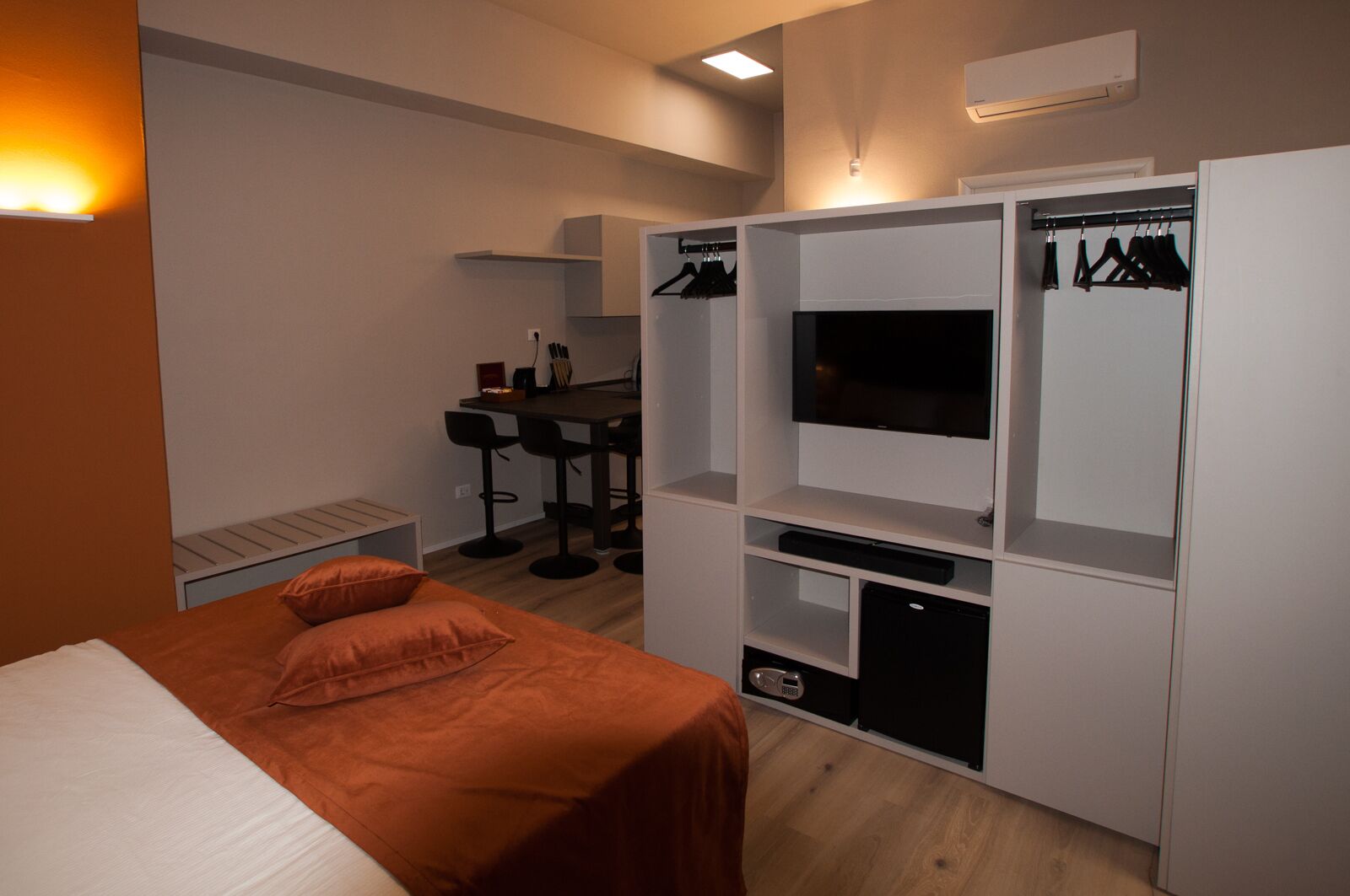 Apartment, Annex