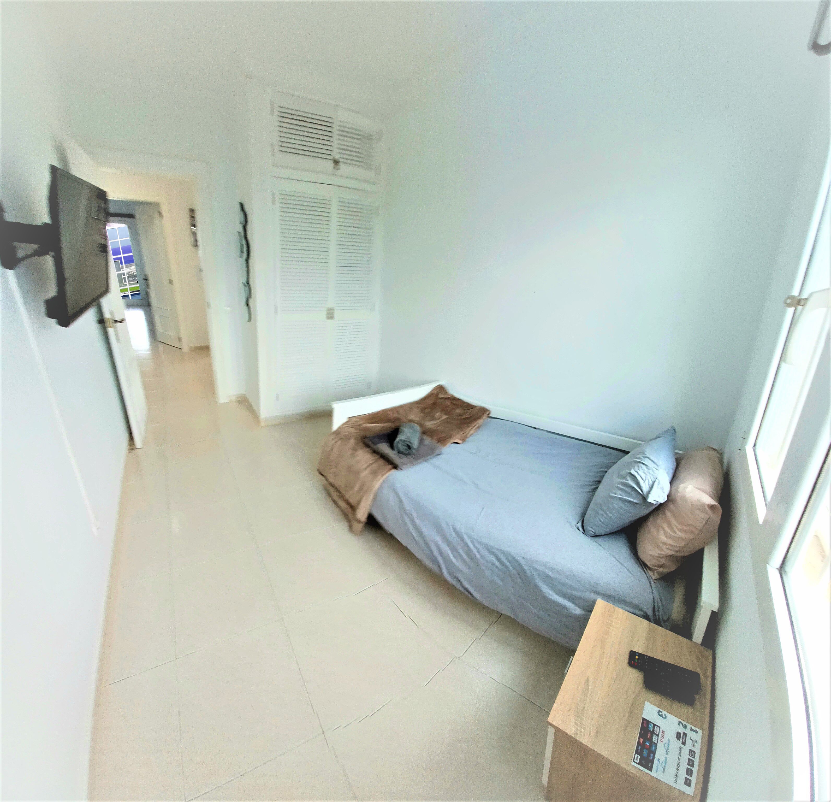 Einzelbettzimmer mit TV mit der Möglichkeit ein zweites Bett heraus zu ziehen