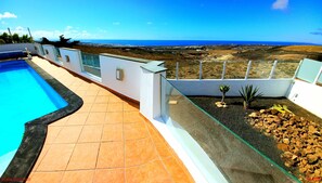 Una piscina al aire libre, una piscina climatizada