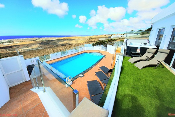 Pool and whirlpool Terrace by Villa Vista Mar II