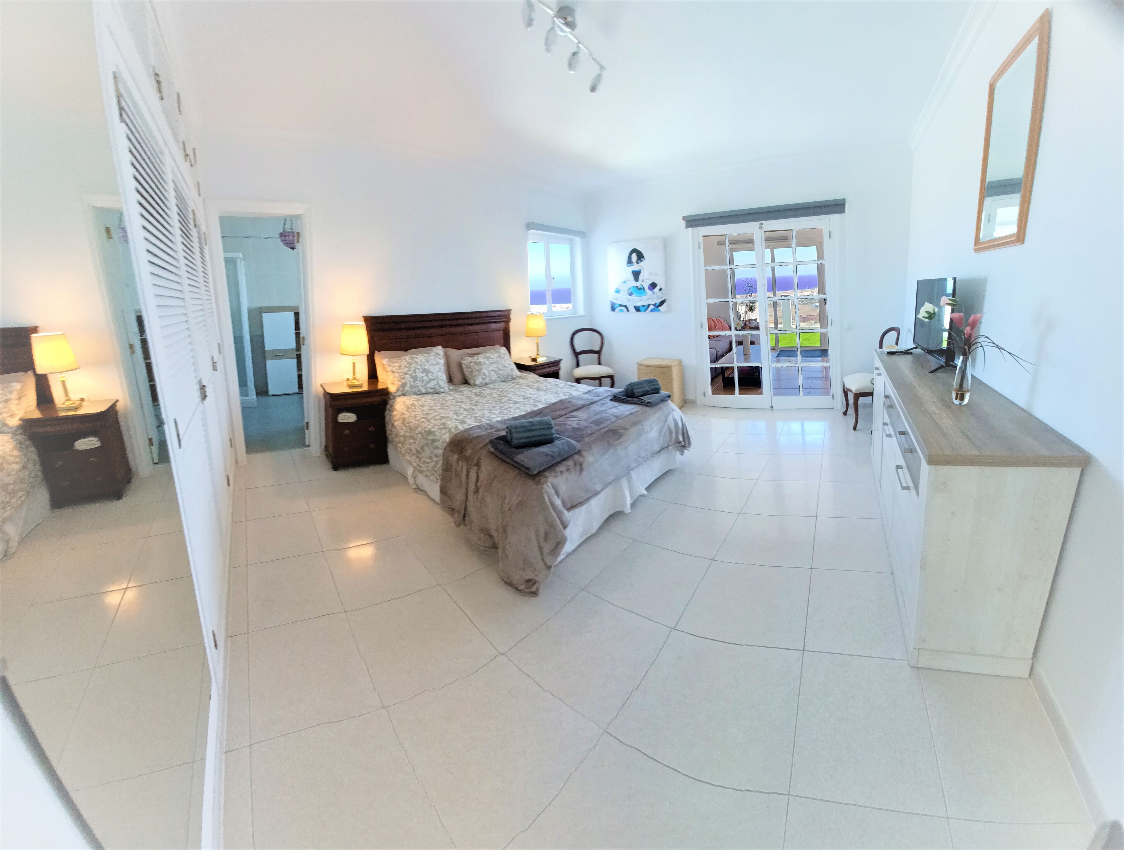 4 bedrooms, in-room safe, desk, iron/ironing board