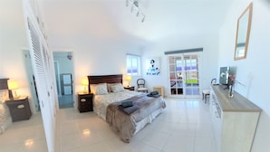 A bedroom with a bed, bedside tables, a desk, and a chair. - Villa Vista Mar II, 280sqm Luxus, HotTube, amazing stunning oecan view, pool (Güime)