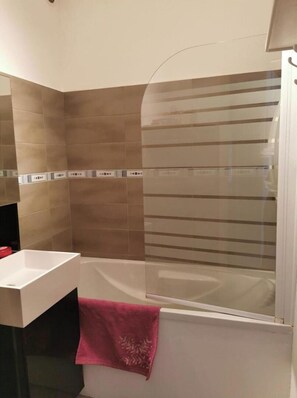 Bathtub, towels, toilet paper
