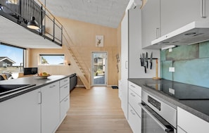 ثلاجة، فرن، موقد طهي مسطح، غسالة أطباق