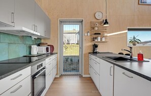 Køleskab, mikrobølgeovn, ovn, kogeplade