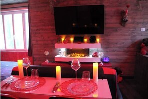 Dining - Romantic gîte with jacuzzi and private sauna (Caden)