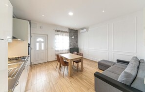 Smart TV - Amazing apartment in Kastel Gomilica (Kastel Gomilica)