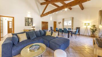 Smart-tv en een open haard